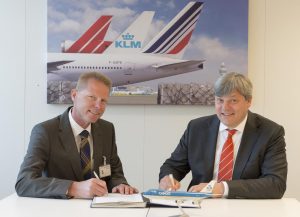 Arthur van Brink (Lödige Industries) en Marcel de Nooijer (KLM Cargo) KLM Cargo en Lödige Industries tekenen de overeenkomst voor de bouw van een innovatief vrachtsorteersysteem op Schiphol